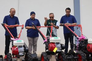 Pembagian Traktor bersama CU. Primer Puskhat