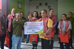 Penyerahan Buku Anggota Wakil Bupati Sintang