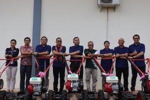 foto bersama dalam acara pembagian traktor