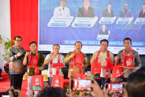 foto bersama dalam acara seminar menggali dan memberdayakan potensi lokal di kabupaten sanggau untuk pembangunan yang berkeadilan dan berkelanjutan