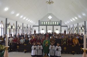 foto bersama di gereja selepas misa HUT ke 30 CU Banuri Harapan Kita