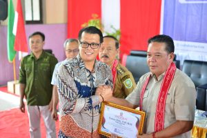 general manager cu. banuri harapan kita dan Anggota Komisi IV DPR-RI F-PDI Perjuangan Dapil Kalimantan Barat II dalam acara seminar