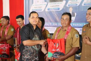 pembagian percel kepada perangkat desa dalam acara seminar dalam membantu memberdayakan potensi lokal di kabupaten sanggau